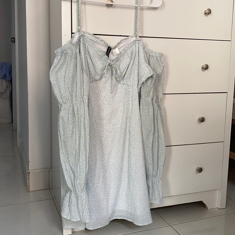Divided mini dress off the shoulder